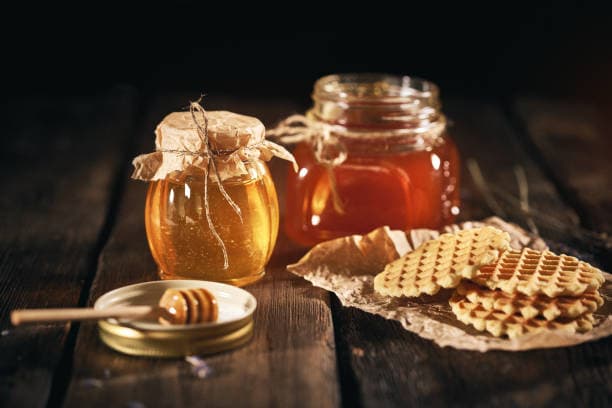 تصویر 4 از عسل طبیعی با رنگ کهربایی و عطر گل های طبیعی